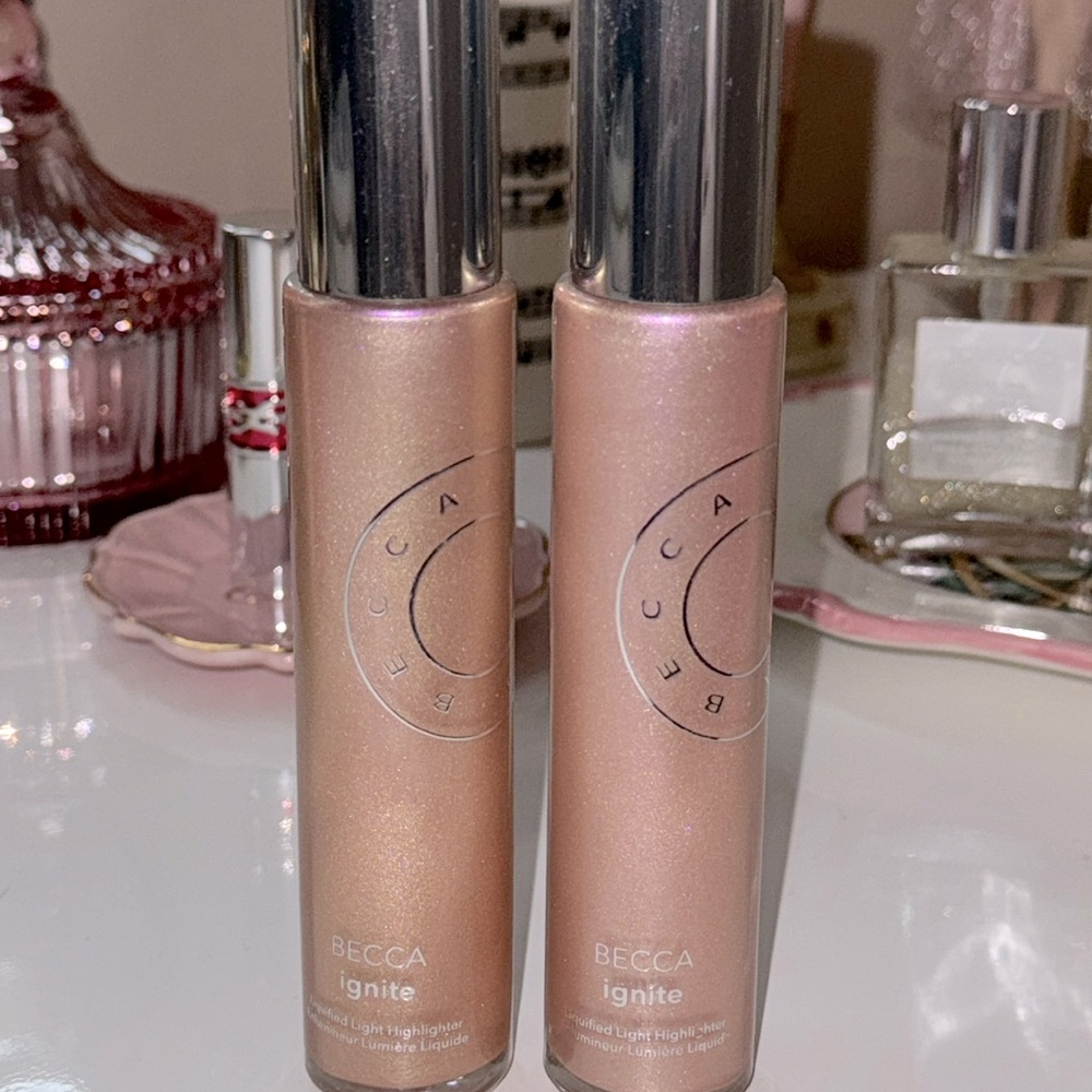 DISCONTINUED BECCA ignite liquefied light highlighter